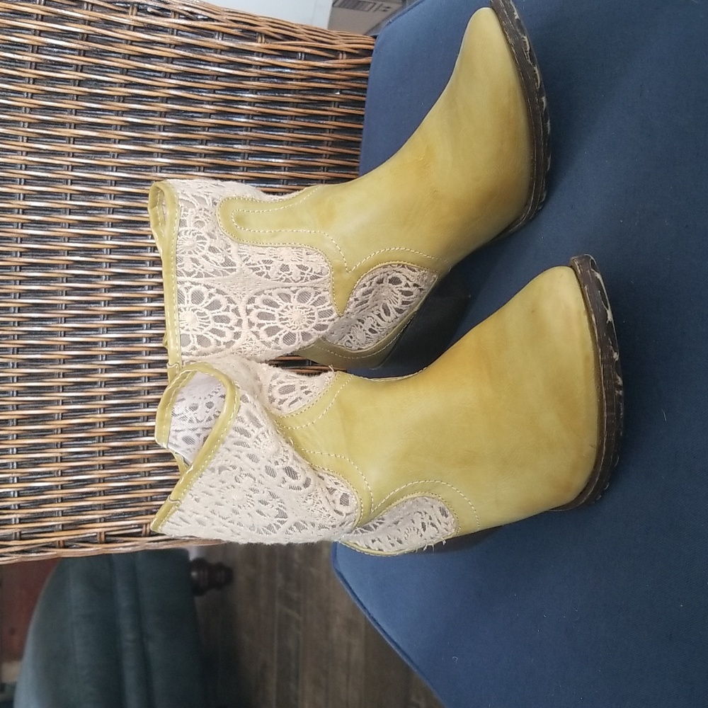 Groove Women's Daisy Boots